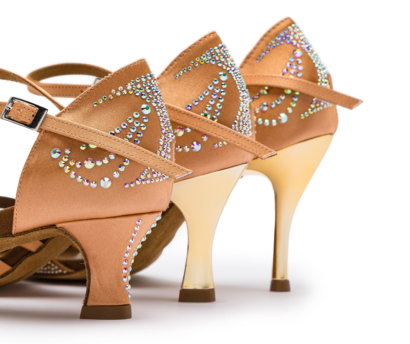 Nahaufnahme eleganter hellbrauner High Heels mit funkelndem Strass-Design und goldenen Stilettoabsätzen.